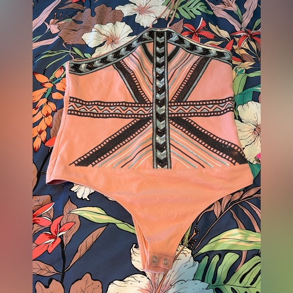 Express sequin design thong bodysuit. - Picture 2 of 4